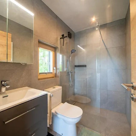 Semesterbostad Exklusives Seehaus Lindners Lakehouse In Bestlage Mit Privaten Sandstrand Und Eigenem Boot Obertrum am See