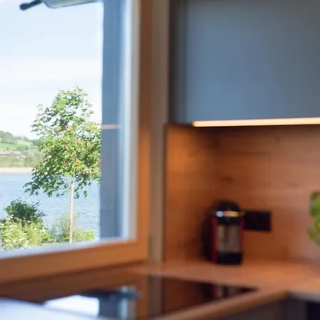 Semesterbostad Exklusives Seehaus Lindners Lakehouse In Bestlage Mit Privaten Sandstrand Und Eigenem Boot Obertrum am See