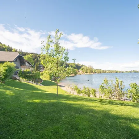 Semesterbostad Exklusives Seehaus Lindners Lakehouse In Bestlage Mit Privaten Sandstrand Und Eigenem Boot Obertrum am See